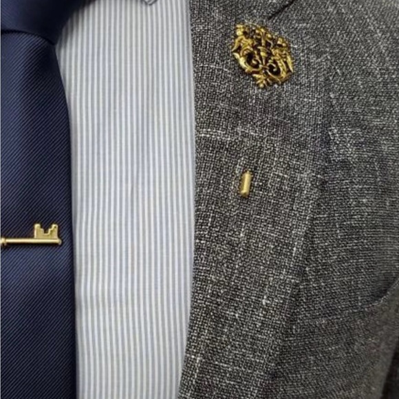 Vintage Double Lion Crest Stick Pin Shield Brooch Copper Tone Lapel - Picture 2 of 6